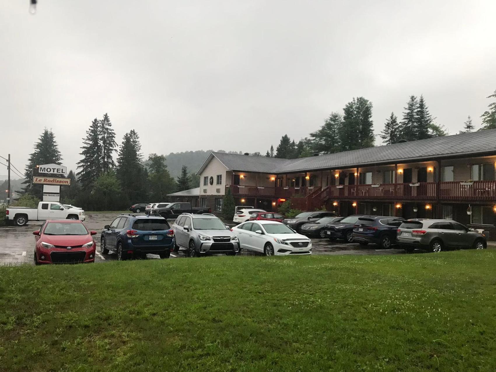 Motel Le Radisson De Val-David Bagian luar foto