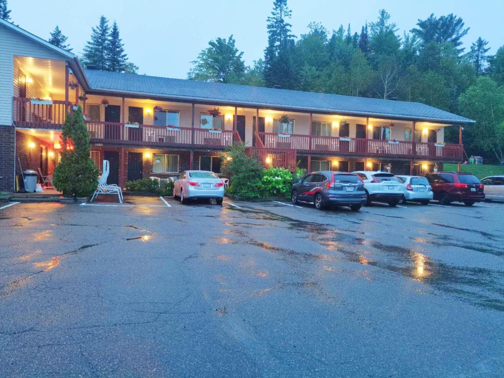 Motel Le Radisson De Val-David Bagian luar foto