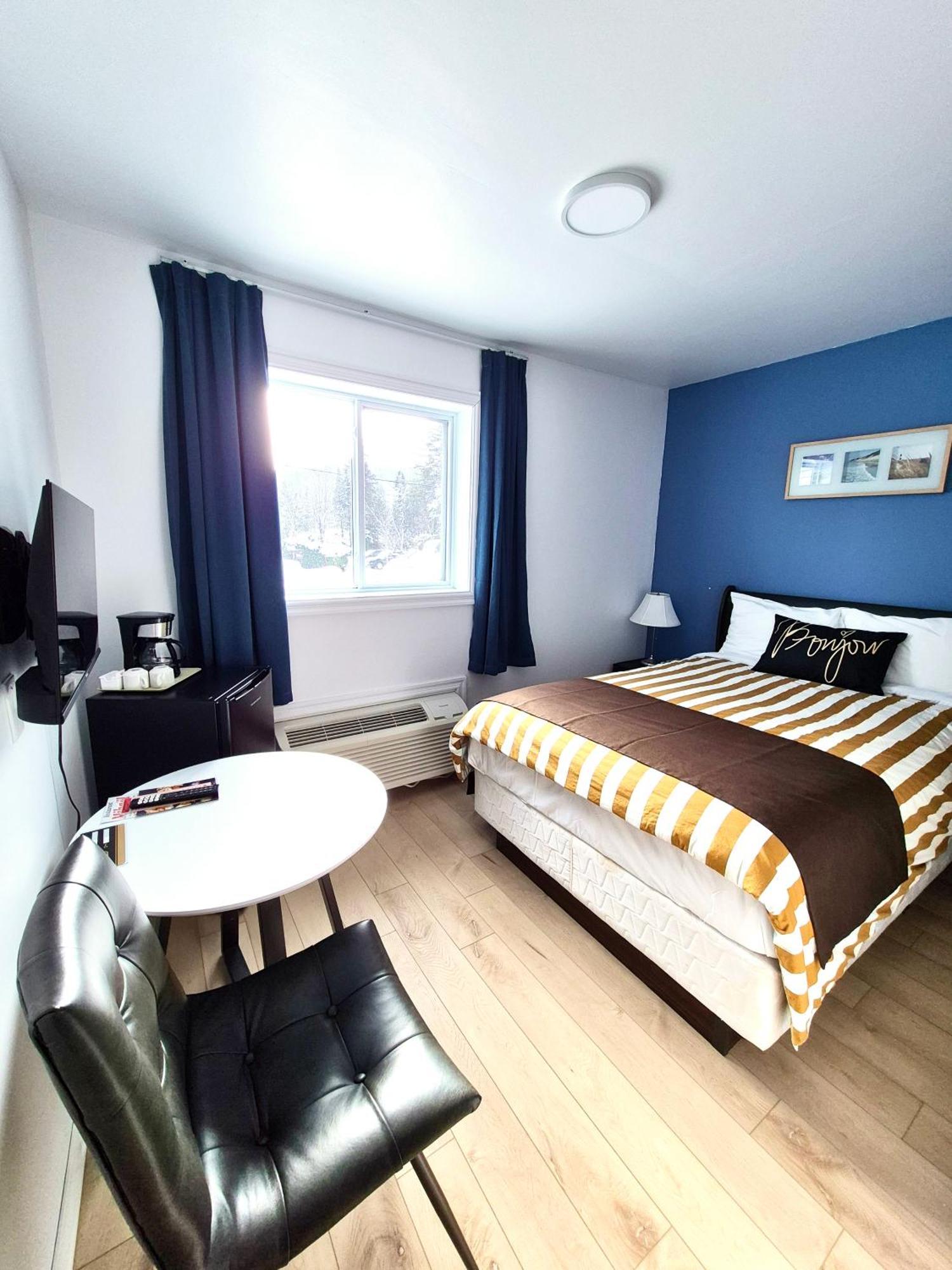 Motel Le Radisson De Val-David Bagian luar foto